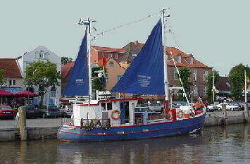 Kutter "MS Nordlicht" hat festgemacht an der Hafenpier.