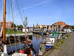 Hafen mit Fischkutter und Ausflugsschiff zu den Seehundsbnken.