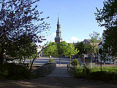 Die St. Laurentiuskirche am Marktplatz. Hier wird montags der Wochenmarkt abgehalten, wo Sie sich mit frischem Fisch, Fleisch, Gemse und Obst eindecken knnen.