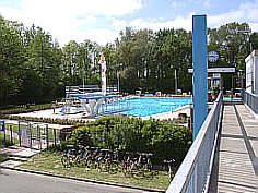 Beheiztes Meerwasserschwimmbad (23 Grad) mit olympischen Ausmaen.